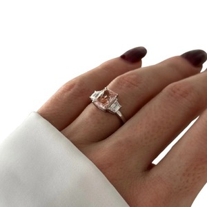 Anillo de Compromiso de Lujo con Tres Piedras de Diamante Cultivado en Laboratorio, Corte Radiante, Color Rosa Intenso, 2.25 CT, Oro de 18K, para Mujer, 3.60 GM - Product Image 2