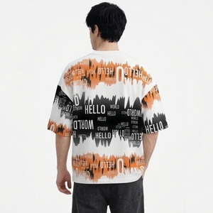 Camiseta gráfica blanca, naranja y negra para hombre con estampado de tipografía 'Hello World' y diseño streetwear de gran tamaño - Product Image 2