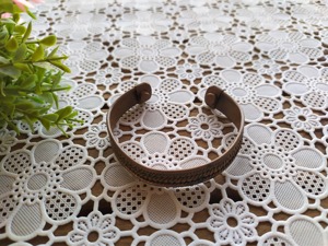 Brazalete Abierto Elegante de Cobre Plateado con Grabado Personalizado al Mejor Precio para Mujer - Product Image 6