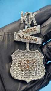 จี้เพชรโมอิสซาไนต์แบบกำหนดเอง ผ่านการทดสอบมาตรฐาน VVS จี้ตัวอักษรฮิปฮอป เงินแท้ 925 ประดับเพชรแบบ Iced Out จี้แบบกำหนดเองพร้อมห่วงสองสี - Product Image 4