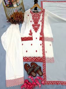 Ensemble prêt-à-porter BLOSSOM FABRIC : Haut, pantalon et dupatta en soie Chinon avec broderies lourdes, style moderne pour soirée, par le créateur. - Product Image 3