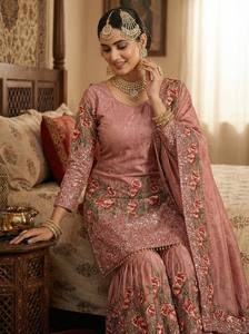 Ensemble Sharara traditionnel indien festif en pure soie Fendy avec broderies riches - Product Image 2