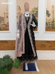 Proveedor de conjuntos de vestidos, kotis y dupattas de diseño étnico de lujo, en georgette sintética con bordados y pedrería, de la India. - Product Image 3