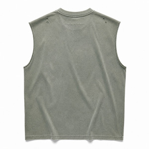Camiseta sin mangas de algodón lavado estilo Y2K |   Camiseta sin mangas extragrande estilo muscle tee |   Gráfico de escudo gótico y detalle de remaches metálicos |   Ropa Urbana Desgastada - Product Image 5
