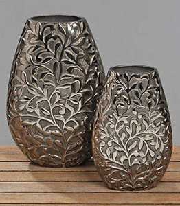 Los floreros de metal grabados aportan una elegancia atemporal a cualquier espacio, fusionando sin esfuerzo la fuerza y la belleza. - Product Image 1