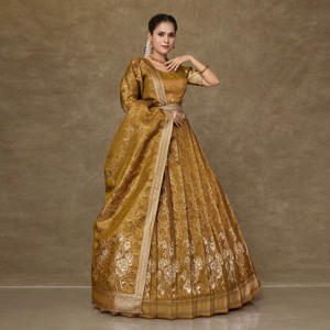 ชุดเลเฮนกาโชลีผ้าไหมแจ็คการ์ดสุดหรู พร้อมลวดลายดอกไม้ทอประณีต ตกแต่งขอบอย่างอลังการ ทรงกระโปรงบานใหญ่ เหมาะสำหรับงานแต่งงานแบบดั้งเดิมและงานเฉลิมฉลอง - Product Image 1