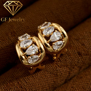 Pendientes de Aro Huggie de Oro Amarillo de 14K con Diamantes Cultivados en Laboratorio de Corte Multi-Pera y Lágrima Alternante, Joyería Fina - Product Image 4