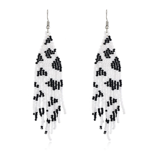 Nouvelle Arrivée Boucles d'Oreilles Huggie pour Femme, Motif Animalier Tressé à la Main, Design à Pompons Tendance, Perles de Rocaille Frangées pour Sublimer Votre Style - Product Image 6