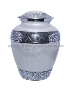 Urnas Funerarias Decorativas de Latón de Alta Calidad, Hechas a Mano, para Hombres y Mujeres - Product Image 3