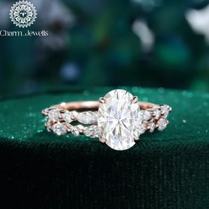 Bague de fiançailles classique pour femme Charm Jewells, trois pierres en moissanite taille coussin, monture à griffes en argent 18 carats, certifiée IGI - Product Image 2