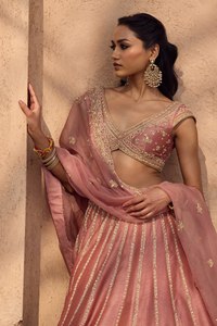 Conjunto de Lehenga Choli Rosa con Lentejuelas Bordadas, Traje de Boda de Seda Elegante con Dupatta de Tela para Mujer - Product Image 5