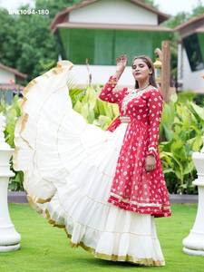 Conjunto de lehenga acampanada con estampado y patchwork, y kurti con abertura frontal, estilo Rangoli Crush con encaje Lampi, ideal para festivales. Exportador indio. - Product Image 5