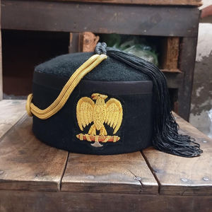 Chapeau maçonnique noir du 32e degré du Rite écossais avec broderie d'aigle à double tête et pompon doré - Product Image 1