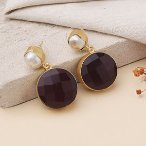 Pendientes colgantes hechos a mano de latón chapado en oro con perlas de ágata oscura – Pendientes llamativos para mujer - Product Image 3