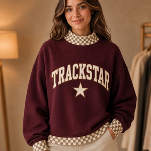 Sweat-shirt à col montant pour femme Trackstar à motif damier bordeaux et beige, avec logo personnalisé étoile et lettres ivoire, marque privée, vente en gros, pull - Product Image 1
