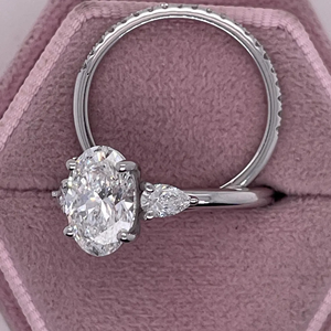 Anillo de Compromiso con Tres Diamantes Cultivados en Laboratorio de Corte Ovalado, Diamantes Laterales en Forma de Pera y Banda de Diamantes Redondos a Juego - Product Image 2