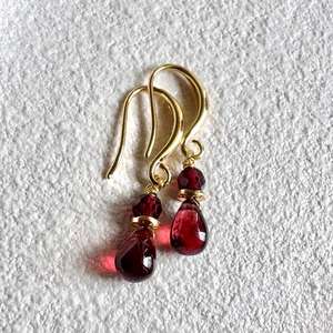 Boucles d'oreilles en grenat du Mozambique, argent sterling 925 plaqué or 14 carats, bijoux délicats pendantes, cadeau pierre de naissance de janvier - Product Image 5