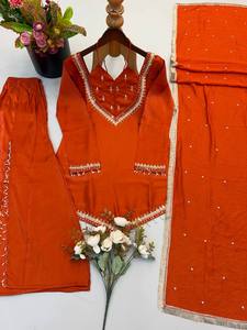Ensemble Kurti Palazzo traditionnel long orange avec broderies miroir, col profond, bas évasé, séchage rapide, pour soirée indienne de créateur - Product Image 4