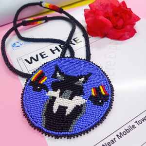 Collier pendentif loup artisanal perlé avec perles noires, blanches, rouges, jaunes, oranges et bleues et cordon long pour un usage artistique et culturel - Product Image 3