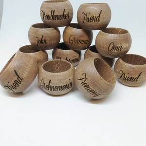 Anneaux de serviette en bois ronds de 4,5 cm de large, gravés, personnalisés, décoration de table classique, design durable - Product Image 6