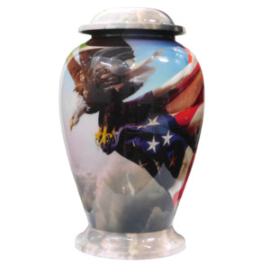 Urnes de crémation pour adultes en laiton de haute qualité Design de drapeau américain Couleur noire avec placage Urnes funéraires en métal fini pour cendres. - Product Image 6