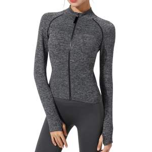 Chaqueta de yoga transpirable para mujer, negra con ribetes blancos, corte ajustado, manga larga, cuello simulado, cremallera frontal completa, con logo, para entrenamiento deportivo y gimnasio. - Product Image 3