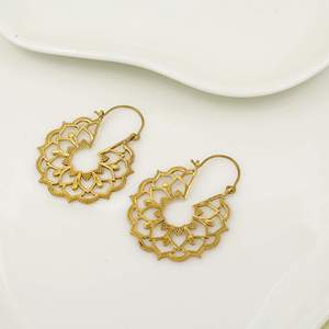 Boucles d'oreilles créoles en laiton plaqué or, motif floral, style bohème, tendance, unisexe, bijoux cadeau - Product Image 1