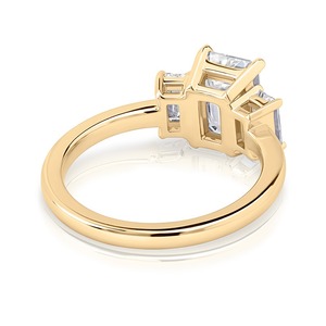 Anillo de Compromiso de Tres Piedras con Diamante Cultivado en Laboratorio de Corte Esmeralda de 5.80CT, Oro Amarillo, Joyería Fina Personalizada para Bodas, Venta al Por Mayor - Product Image 3