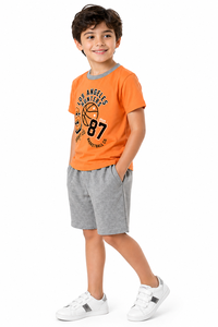 Ensemble T-shirt graphique orange premium et short gris pour garçons, tenue d'été décontractée en coton pour enfants, ensemble coordonné avec T-shirt imprimé basketball - Product Image 2