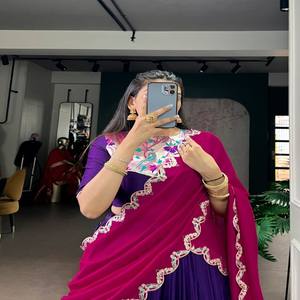 Ensemble Lehenga VASTRA COTTAGE avec broderie de paillettes et de fils, dupatta en soie Vichitra, chemisier non cousu, et jupe cancan entièrement évasée - Product Image 3