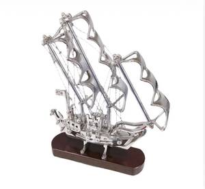 Figura decorativa de barco de vela de metal de lujo, escultura de barco de metal para exhibir en la sala de estar al mejor precio - Product Image 1