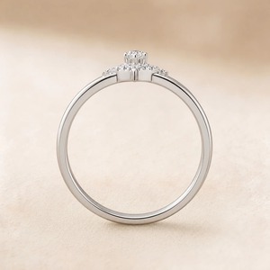 Anillo de Compromiso y Boda de Oro Blanco de 9K con Diamante Cultivado en Laboratorio de Corte Redondo de 2.10CT, Diseño de Corona, Tiara y Chevron en V para Mujer, Joyería Fina Personalizada - Product Image 2