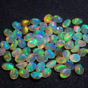 Opale naturelle éthiopienne Welo, taille facetée, forme ovale, jeu de couleurs multibrillantes, certifiée par un tiers, tailles personnalisables - Product Image 1