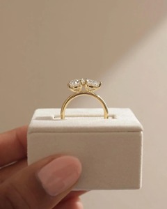 Elegante Anillo de Compromiso Toi Et Moi de Oro Amarillo de 5 CT con Corte de Pera y Ovalado, Cultivado en Laboratorio, Vintage, de Dos Piedras, Joyería Nupcial Única - Product Image 4