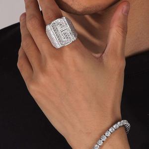 Bague Hip Hop pour Homme en Or Plaqué 18K avec Lettre Personnalisée et Zircon Cubique 5A Sertie Pavé, Certifiée par un Certificat Tierce Partie - Product Image 4