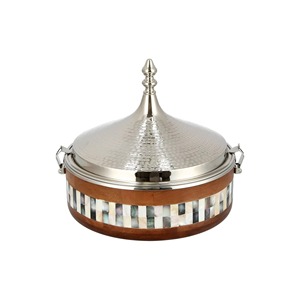 Maceta de madera con forma de cabaña y tapa de metal dorado, ideal para servir en el hogar, cenas, entretenimiento de invitados y como regalo elegante, procedente de la India. - Product Image 3