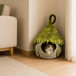 Casa para gatos de fieltro de lana 100% hecha a mano en Nepal por artesanos entrenados, cueva para gatos diseñada con Templo cálido y cómodo con patrón sólido - Product Image 1