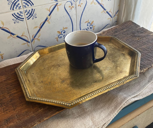 Plateau de service octogonal vintage en laiton, motif floral gravé, plateau décoratif avec bordure perlée pour la maison et la cuisine - Product Image 1