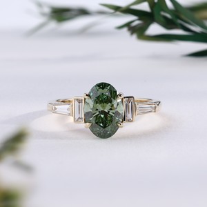 Anillo de Compromiso de Lujo en Oro Amarillo con Diamante de Corte Oval Verde Oliva, Anillos de Boda Clásicos con Piedras Laterales en Baguette, Joyería Fina - Product Image 1