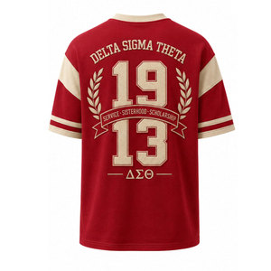เสื้อยืดสีแดงเดลต้า ซิกมา ทีตาห์ พร้อมตัวอักษรกรีกและโลโก้ปี 1913 แต่งขอบตัดกัน สไตล์ลำลองสำหรับผู้ชาย แขนสั้นแบบเสื้อเจอร์ซีย์ - Product Image 6