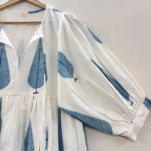 Robe tunique formelle en coton écologique, imprimée à la main avec des motifs floraux, col en V, manches 3/4, ourlet à volants en dentelle, lavable, naturelle - Product Image 3