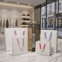 Sac en carton de luxe fait main imprimé sur mesure à faible MOQ avec poignées torsadées pour l'emballage de lunettes et de montres – Idéal pour les startups en petites séries