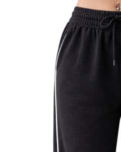 กางเกงวอร์มขายาวสีดำสนิทสำหรับผู้หญิง ทรงขากว้าง ผ้าฟลีซ แต่งแถบข้างเอว ยางยืดพร้อมเชือกผูกเอว สวมใส่สบายทรงหลวม กางเกงจ็อกเกอร์ลำลอง ชุดลำลอง - Product Image 6