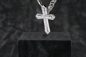 Colgante de Cruz Blanca con Moissanita de Corte Brillante Redondo, Chapado en Rodio, Plata 925, Collar Unisex - Joyería para Regalo de Fiesta - Product Image 3