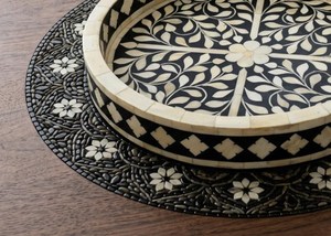 Plateau de service décoratif moderne en bois avec incrustation d'os faite à la main, motif floral et Feng Shui, pour la décoration intérieure, idéal pour Diwali et anniversaires - Product Image 2