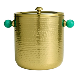Elegante cubitera de metal dorado martillado con asas de color verde esmeralda vibrante. Disponible a precio de mayorista - Product Image 1