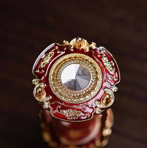 Magnifique Sablier Doré de Designer avec Détails en Cristal et Sable Rouge pour Cadeau de Pendaison de Crémaillère et Décoration Intérieure Minimaliste - Product Image 6