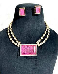 Conjunto de collar inspirado en Sabyasachi con piedra AD rosa y aretes a juego, chapado en oro, joyería nupcial llamativa. - Product Image 1