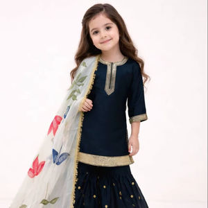 Ensemble élégant pour enfants GMY en soie Sharara avec broderie riche et dupatta imprimé en organza - Product Image 1