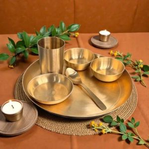 Juego de Vajilla de Bronce Kansa Resistente con Platos, Tazones, Vasos y Cucharas para Uso Diario y Festivo - Product Image 1